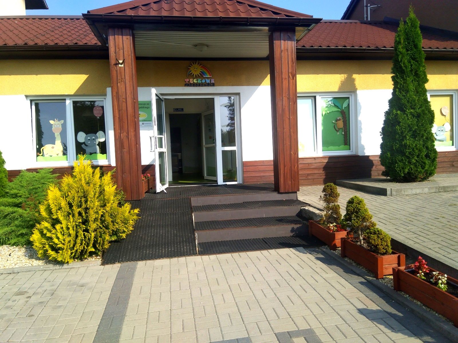 Wejście do Tęczowego Przedszkola w Tczewie na osiedlu Witosa