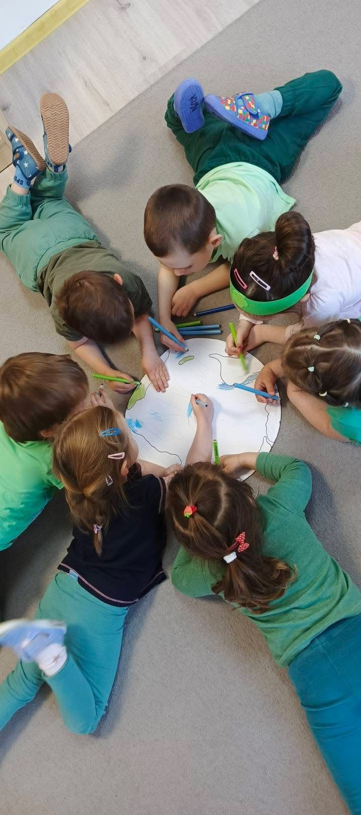 Wspólne rysowanie dzieci w przedszkolu Tczew na osiedlu Witosa