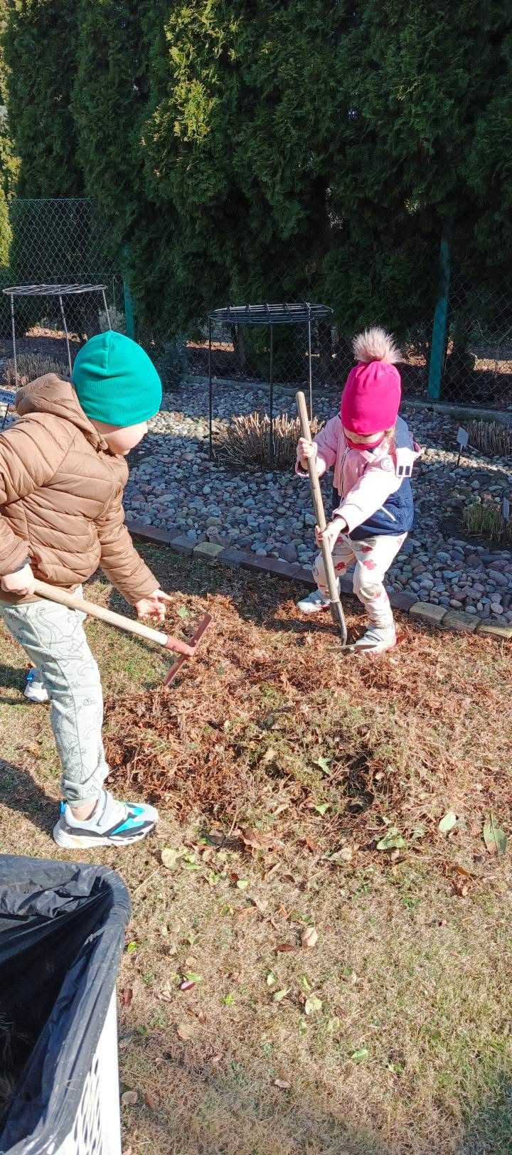 Wiosenne porządki w ogrodzie przedszkolnym Tęczowe Przedszkole Tczew