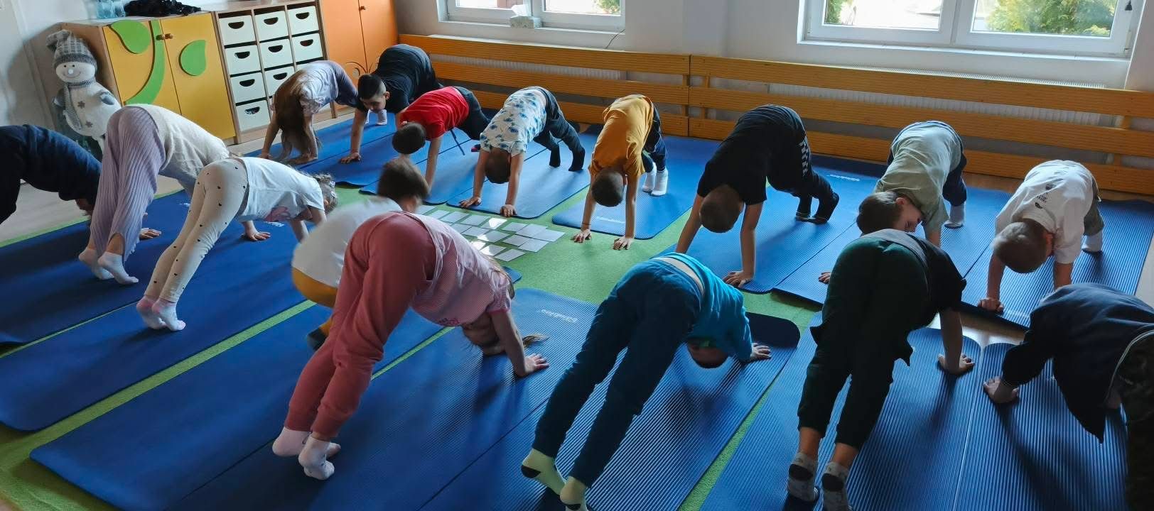 Aktywności ruchowe przedszkole Tczew dzieci ćwiczące na matach
