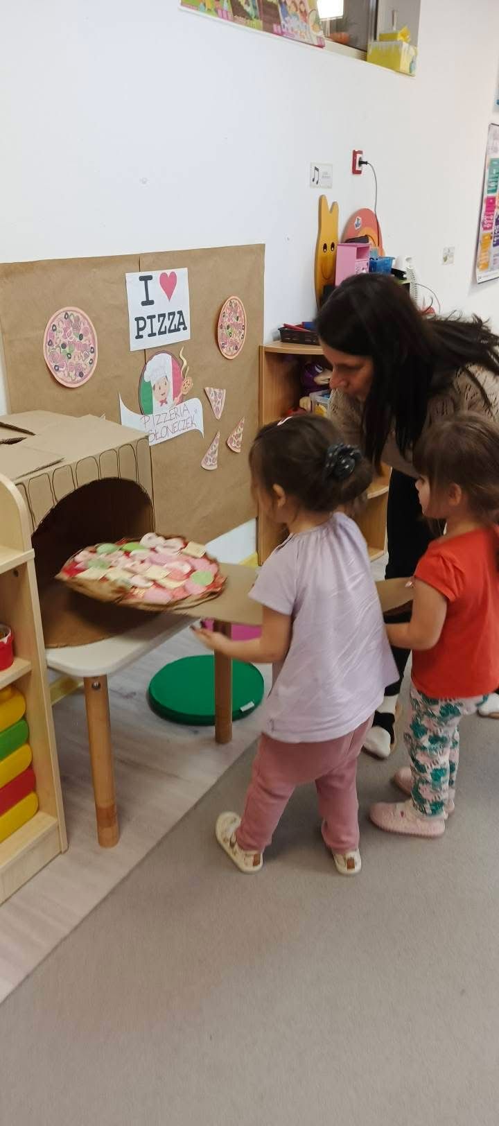 Zabawa w pizzerię i pieczenie sztucznej pizzy w przedszkolu Tczew